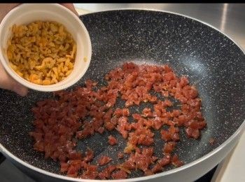 step4: 於鑊中加入適量的油，用中至細火爆香臘腸，再加入已浸泡的蝦米爆香。