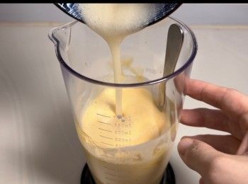 step5: 加入魚膠溶液，攪拌均勻（將魚膠粉和清水攪拌，座於熱水中溶化）。