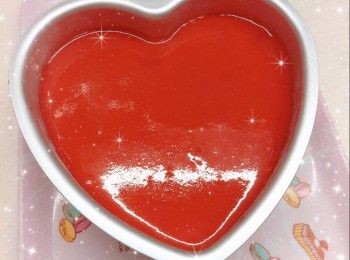 step8: 最後，加入忌廉芝士（分4-5次，每次加入忌廉鮮奶後，必需攪拌至完全混合，才可再次加入忌廉鮮奶；否則忌廉芝士容易起顆粒）攪拌至完全均勻（呈現順滑光澤的狀態；如有少許顆粒，可將蛋糕漿過箍） 2. 將<span class="group_5">牛奶芝士蛋糕</span>漿倒在士多啤梨果醬上，在已墊枱布的桌面上輕搞，震出大氣泡 3. 蓋上保鮮紙，放進雪櫃冷藏至少6小時至凝固 4. 食用前從雪櫃取出，用熱毛巾包圍蛋糕模外圍約30秒（令蛋糕外圍軟化），即可輕易將蛋糕脫模