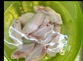 step1: 急凍<a href="https://bit.ly/3zHU5V3" target="_blank" data-keyword="雞中翼" class="guide-link"><strong>雞中翼</strong></a> <span style="display:inline-block;vertical-align:middle;margin-top:-3px;color:initial;border-radius:3px;padding:2px 3px;font-size:12px;line-height:14px;background:#87d300;color:#fff;">即買</span> 用淡鹽水浸30分鐘，清洗乾淨，印乾。
Soak frozen chicken wings in slightly salted water for 30 minutes. Rinse and pat dry.