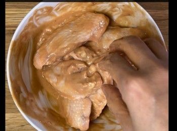 step3: 將醃料加入<a href="https://bit.ly/3zHU5V3" target="_blank" data-keyword="雞翼" class="guide-link"><strong>雞翼</strong></a> <span style="display:inline-block;vertical-align:middle;margin-top:-3px;color:initial;border-radius:3px;padding:2px 3px;font-size:12px;line-height:14px;background:#87d300;color:#fff;">即買</span> 拌勻，放雪櫃醃過夜。
Mix all the marinade ingredients. Add the wings and marinate overnight.