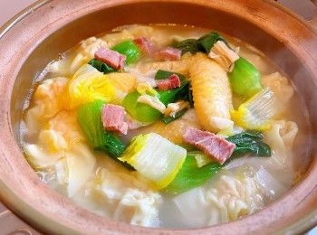 step6: 雞全翼焗10分鐘後加剩下的娃娃菜葉，蓋蓋小火煮5分鐘，最後放入雲吞和小棠菜即可，吃前可加熱