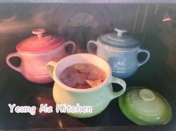 step3: 注入熱水。共燉2.5小時。杞子於最後半小時才落。