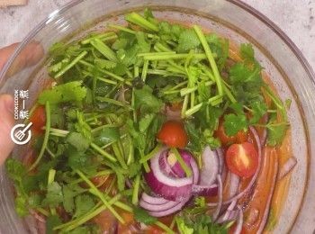 step4: 將紫洋葱絲、芫荽段及車厘茄與泰式酸辣醬汁拌勻
Mix with Thai style sour and chili sauce.