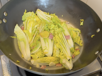 step4: 熱鑊下油，爆香薑片、蒜片，加金華火腿，炒出香氣，加娃娃菜，翻炒幾下，加鹽巴，少許水，中小火煮8分鐘，撈起所有<span class="group_1">食材</span>