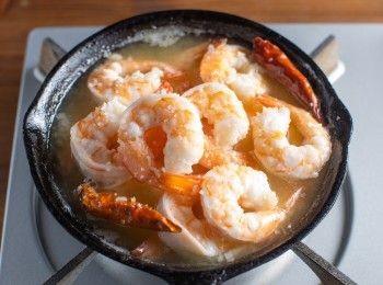 step3: 加入鹽巴調味並拌勻；喜歡的人也可以在此步驟加入一些香料。