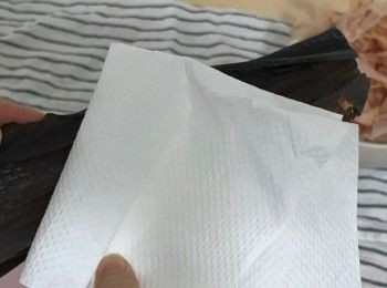 step2: 先用廚房紙巾擦一下昆布表面的灰塵，然後把昆布泡在水中浸泡至少2小時。