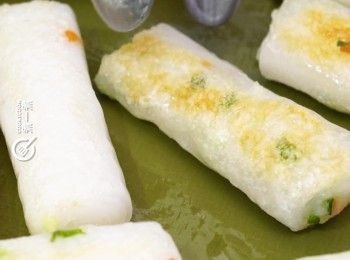 step5: 腸粉用少許油細少煎至表面焦香，盛起備用
Pan fry steamed rice-flour rolls until surface is little brunt. Dish up.