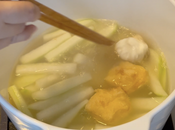 step6: 加入浸蝦米的水、清水和雞湯，中火煮沸，煮5分鐘，加入釀豆卜
煮5分鐘，加鹽和粉絲，再煮2分鐘