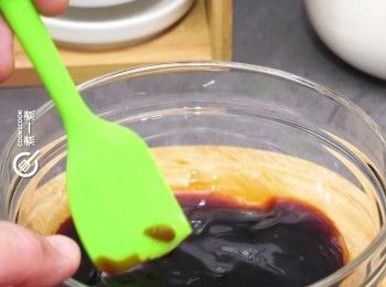 step4: 醬汁拌勻備用
Mix the ingredients of the sauce.