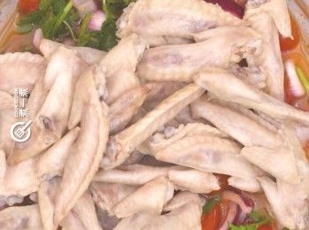 step5: 將<a href="https://bit.ly/3zHU5V3" target="_blank" data-keyword="雞翼" class="guide-link"><strong>雞翼</strong></a> <span style="display:inline-block;vertical-align:middle;margin-top:-3px;color:initial;border-radius:3px;padding:2px 3px;font-size:12px;line-height:14px;background:#87d300;color:#fff;">即買</span> 尖放入醬汁內，放雪櫃入泡浸1晚即成
Add chicken wing tips into the sauce and soak overnight.