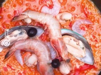 step5: 以後放入海鮮及黑橄欖
Add all seafood and black olive.