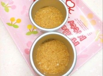 step4: 再加入已混合鮮奶的魚膠粉，拌勻 2. 最後，加入忌廉芝士（分4-5次，每次加入忌廉鮮奶後，必需攪拌至完全混合，才可再次加入忌廉鮮奶；否則忌廉芝士容易起顆粒）攪拌至完全均勻（呈現順滑光澤的狀態；如有少許顆粒，可將蛋糕漿過箍） 2. 然後倒在已凝結成形的<span class="group_2">餅底</span>上，在已墊枱布的桌面上輕搞，震出大氣泡 3. 蓋上保鮮紙，放進雪櫃冷藏至少2小時至凝固