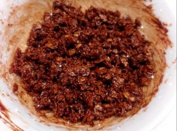 step3: 加入薄脆片／無糖粟米片（必需待朱古力溶液完全放涼才可加入，否則會影響<span class="group_1">朱古力脆脆</span>的鬆脆口感），攪拌至完全混合