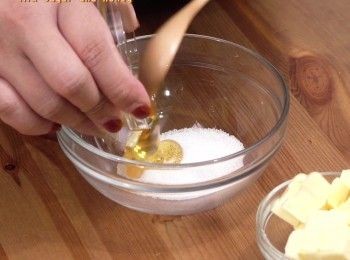 step3: 砂糖和蜜糖混合後，加入牛油粒
Mix sugar and honey, then add in butter.