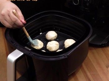 step6: 將適量的麵團變成理想型狀，表面掃上牛奶。
Shape certain among of the dough into a desired shape, brush milk on top.