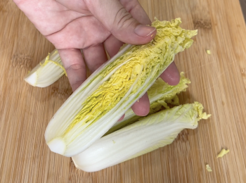 step2: 將娃娃菜打直切，一開四，用水洗乾淨