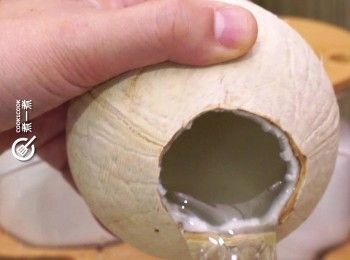 step2: 倒出椰皇水
Take the coconut water.