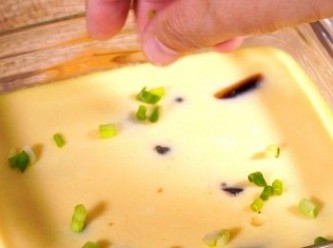 step8: 撒上蔥花，灒豉油熟油即成
Sprinkle chopped spring onion and hot oil. Done.