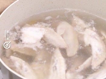 step1: <a href="https://bit.ly/3zHU5V3" target="_blank" data-keyword="雞翼" class="guide-link"><strong>雞翼</strong></a> <span style="display:inline-block;vertical-align:middle;margin-top:-3px;color:initial;border-radius:3px;padding:2px 3px;font-size:12px;line-height:14px;background:#87d300;color:#fff;">即買</span> 尖與薑片及酒，同放熱水內汆水10分鐘
Blanch chicken wing tips with ginger slices and wine for 10 minutes.