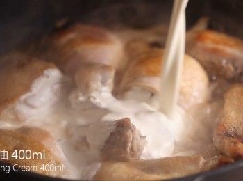 step4: 加入鮮奶油燉煮約30分鐘。