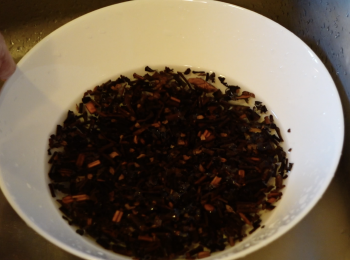 step2: 用水清洗乾淨桑寄生，浸泡15分鐘，汆水去除苦澀味