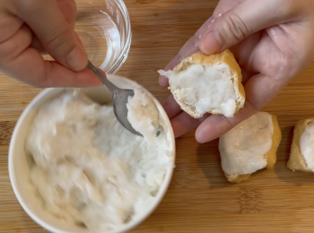 step4: 取適量墨魚滑釀入豆卜，可以用手壓一壓