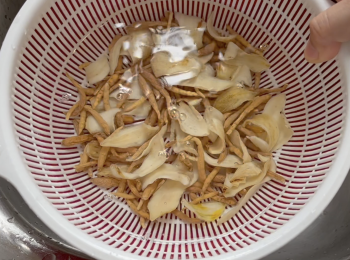 step1: 將太子參和乾百合清洗乾淨，浸泡15-30分鐘，瀝水備用