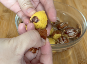 step3: 清洗乾淨，可以先泡熱水5分鐘，再去衣會較易