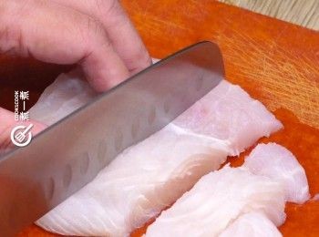 step2: 所有海鮮抹乾，魚肉切塊
Pat dry all seafood. Cut fish into pieces.