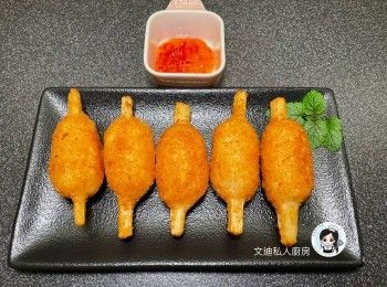 step11: 油再次翻滾，墨魚棒逐一炸多一次，
盛起用廚紙索油，即完成。