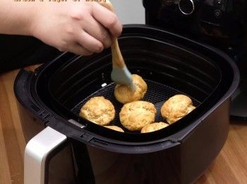 step8: 最後在餅面上掃上一層蜜糖，放回焗爐焗1分鐘即成。
Brush a layer of honey, bake for an extra minute, done！