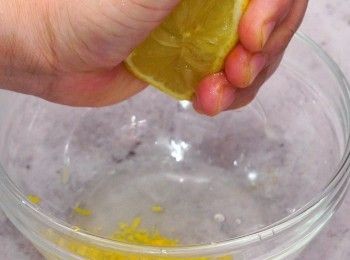 step6: 將檸檬皮、檸檬汁與蜜糖拌勻
Mix well with honey.