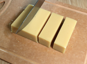 step5: 用刮刀在邊邊稍微刮一下，幫助脫模，切成自己喜歡的形狀和大小