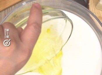 step3: 與蛋白、鮮奶及砂糖拌勻
Mix with egg white, milk and sugar.