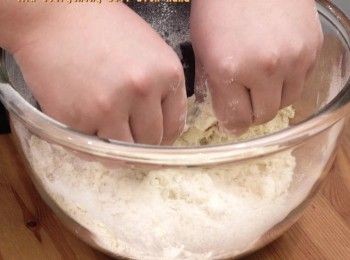 step4: 用手將上述所有材料搓成麵包糠狀
Mix all mentioned ingredients well with hand.