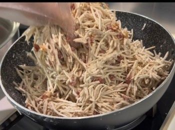 step7: 混合後，芋絲呈現微黏狀態。