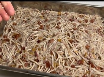 step10: 蒸熟後，取出灑上適量的白芝麻作點綴，然後放涼。