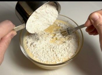 step4: 加入低筋麵粉，攪拌均勻。