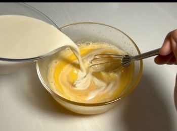 step2: 加入牛奶拌勻。