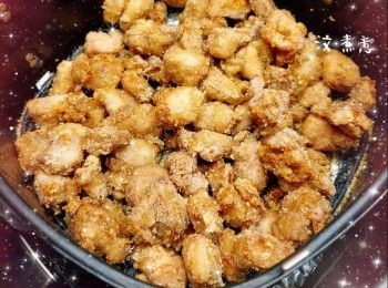 step7: 在雞腿肉上薄薄的塗上油 2. 氣炸10-12分鐘（180°），翻拌再塗上油，然後再炸5-6分鐘（200°），至鹽酥雞表面呈金黃色和乾身香脆