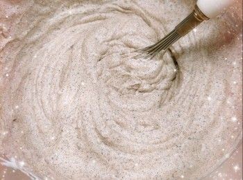 step9: 然後倒入已冷藏至凝固的<span class="group_2">朱古力脆皮外層</span>中，再將已凝結的<span class="group_1">朱古力脆脆</span>放在慕絲中間部份，輕輕按壓使<span class="group_1">朱古力脆脆</span>和慕絲成同一水平的高度（作用將慕絲推向邊緣位置，固定<span class="group_1">朱古力脆脆</span>在蛋糕中心位置）