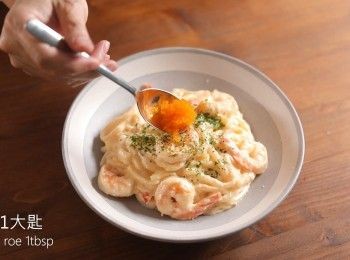 step4: 最後依照喜好撒上海苔粉、蝦卵就完成了。