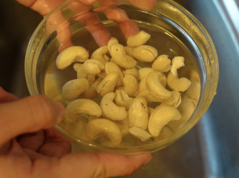 step2: 洗淨腰果，浸泡15-30分鐘，瀝水備用