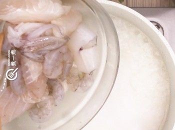 step5: 煲滾粥底，下海鮮料及薑絲
Boil congee. Add in all seafood and shredded ginger.