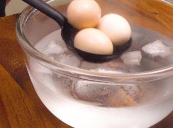 step3: 取出放入冷水內泡浸
Put the boiled eggs into a bowl of ice water for cooling down.