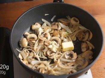 step2: 同一油鍋，將洋蔥、蘑菇下鍋炒香，接著加入大蒜、奶油拌炒。