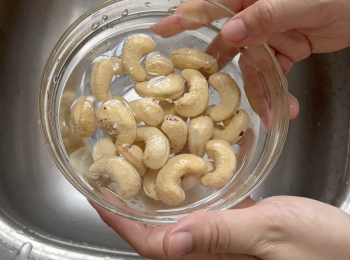 step2: 洗淨腰果，浸泡15-30分鐘，瀝水備用