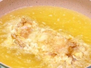 step3: 中火半煎炸至金黃熟透
Semi deep fry over medium heat until golden brown and cooked.