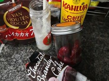 step1: 先預好所有材料，凍千草莓放入密封的玻璃瓶淋入砵酒至草莓完全吸收所有酒至飽滿為止待用